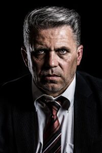 旦那の浮気を解決するためには弁護士か探偵どっちが効果的？