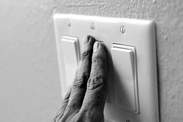 浮気調査を依頼する際の探偵比較のポイントは？